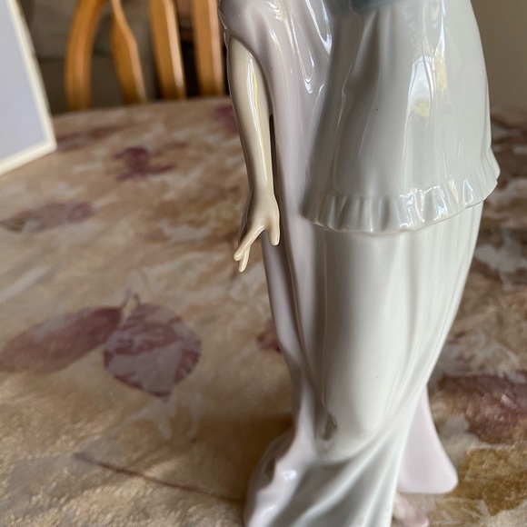 RETIRED 1998 ‘TALK OF THE TOWN LLADRO’ PORCELAIN FIGURINE-Item#01005788 - Picture 8 of 14